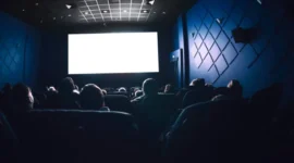 Ilustrasi meonton film horor. (Pexels.com/Bence Szemerey)