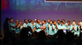 Ketua Umum Partai Gerindra Prabowo Subianto sempat menyapa aktor sekaligus Ketua Bidang Seni Budaya DPN Partai Gelora, Deddy Mizwar dengan panggilan ‘Nagabonar’. (Facbook.com/@Prabowo Subianto)
