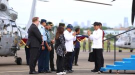 Presiden Joko Widodo dan Menteri Pertahanan RI Prabowo Subianto menghadiri acara Penyerahan Pesawat C-130J-30 Super Hercules di Lanud Halim Perdana Kusuma. (Dok. Tim Media Prabowo Subianto)

