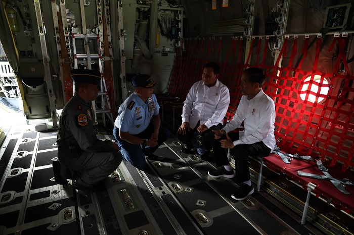 Presiden Joko Widodo dan Menteri Pertahanan RI Prabowo Subianto menghadiri acara Penyerahan Pesawat C-130J-30 Super Hercules di Lanud Halim Perdana Kusuma. (Dok. Tim Media Prabowo Subianto)

