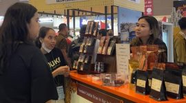 Wiwi, artisan cokelat asal Makassar menjelaskan keiistimewaan kakao fermentasi nusantara kepada pelanggan. (Dok. Bittersweet Festival 2025)